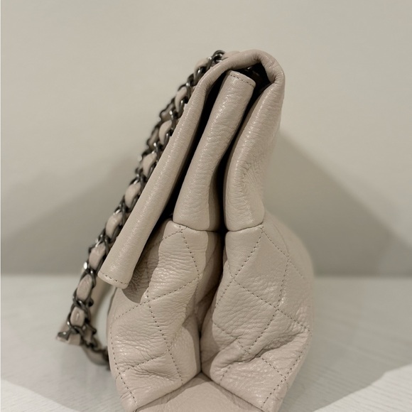 Quilted Cream Shoulder Bag • Pebbled Texture • Gunmetal Chain - Picture 10 of 16
